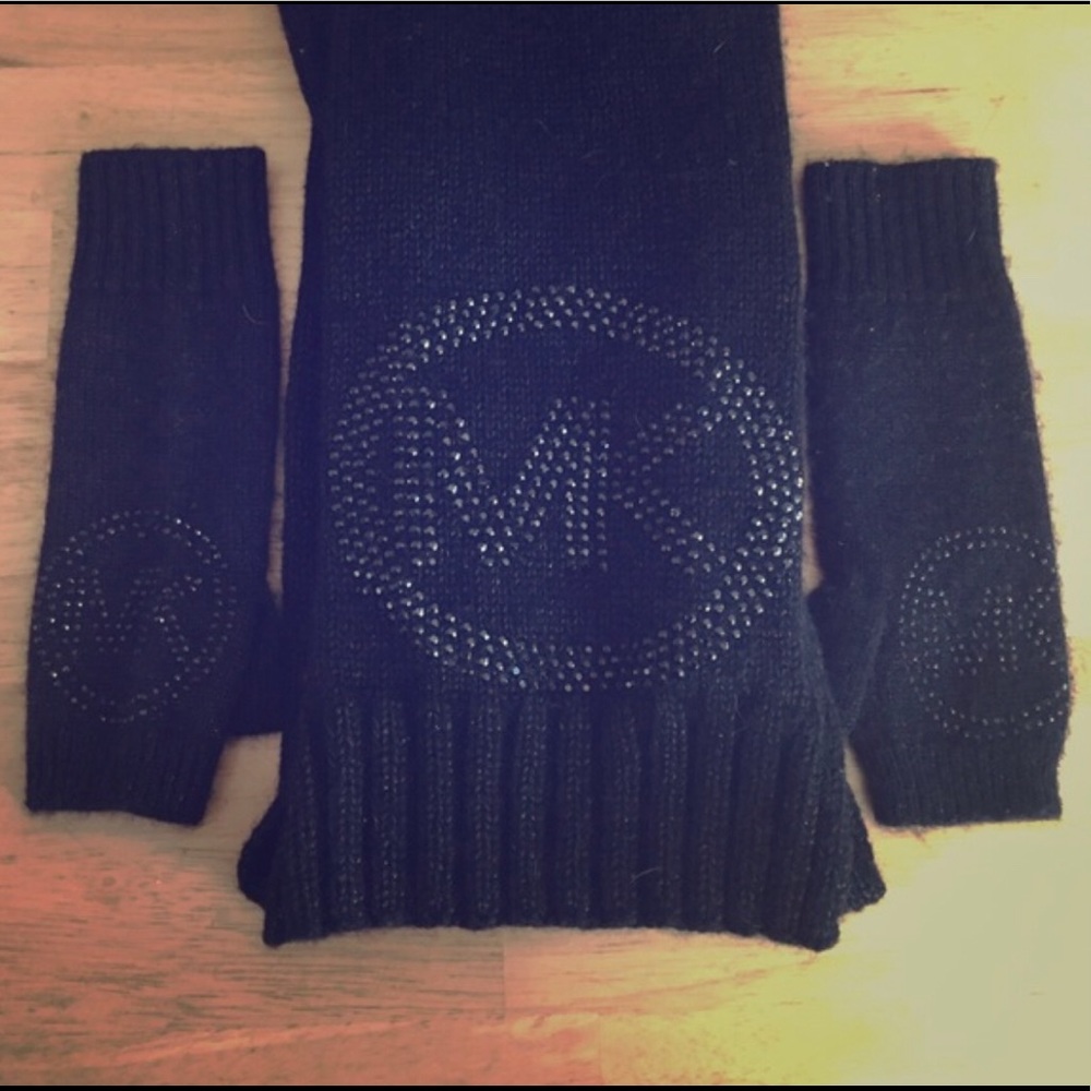 michael kors black gloves 🧤 and scarf🧣set